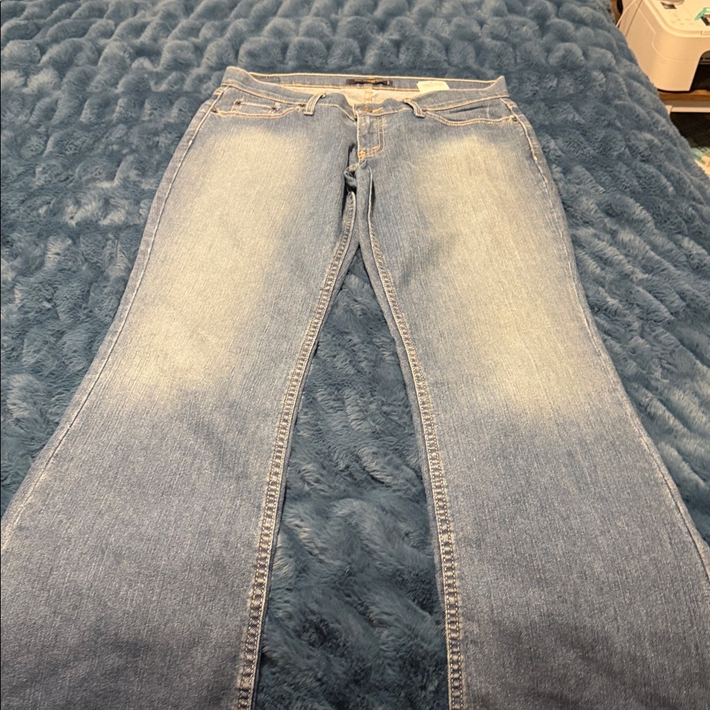 Vintage Levi’s. Y2K Too Superlow light wash Jeans size 11M